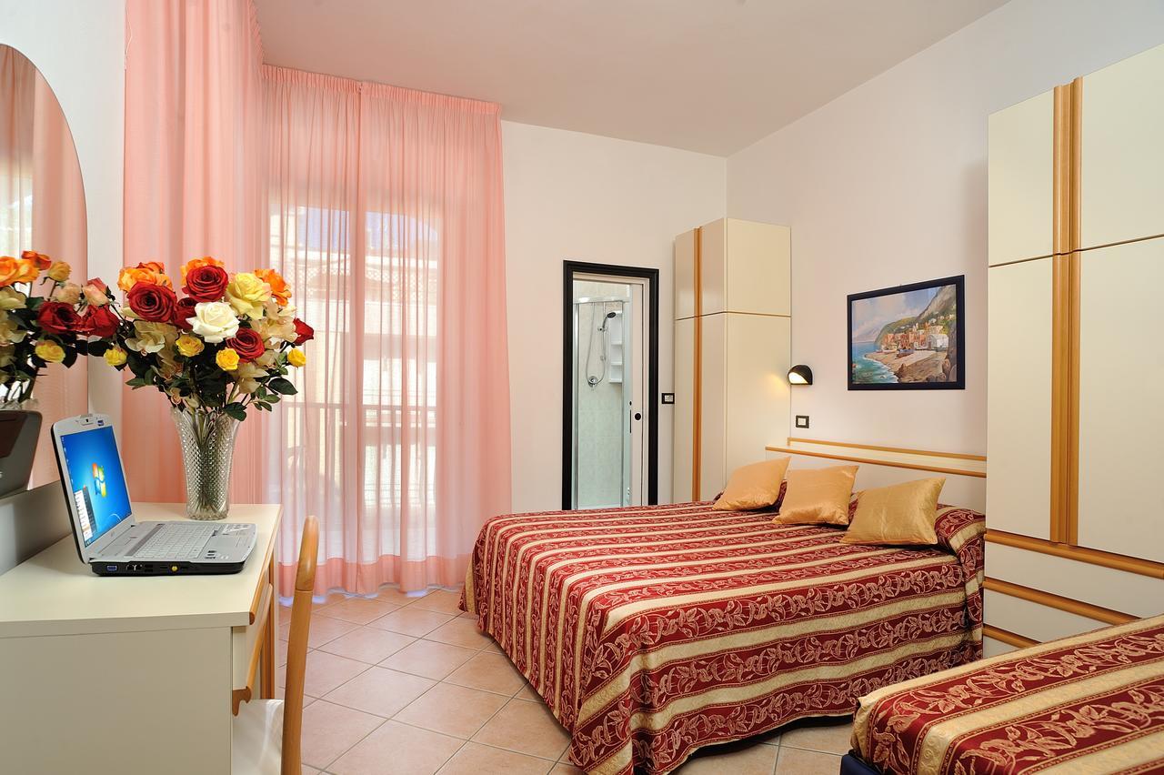 Hotel Amedeo Misano Adriatico Extérieur photo